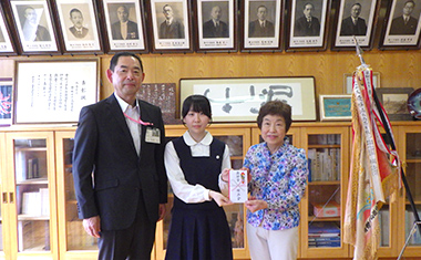 吹奏楽部東日本大会出場の激励金を贈呈しました