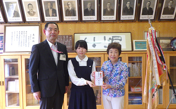 激励金贈呈の様子